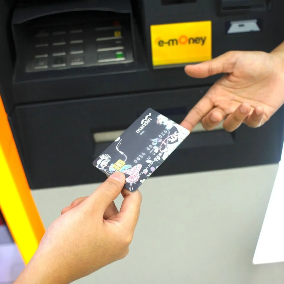 Cara Mengambil Uang di ATM Mandiri Menggunakan Kartu